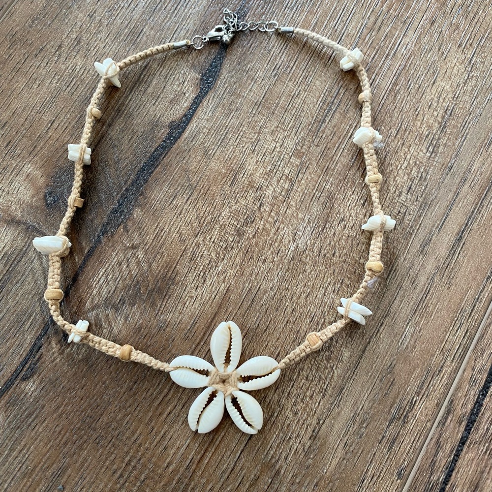 90’s pukka shell necklace with star pattern shell center. 18in maximum length.